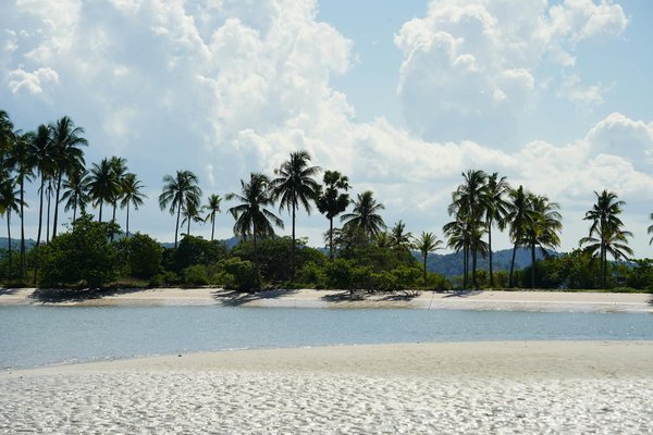 Quelles sont les meilleures stratégies pour camper en bordure de lac gelé en hiver ?